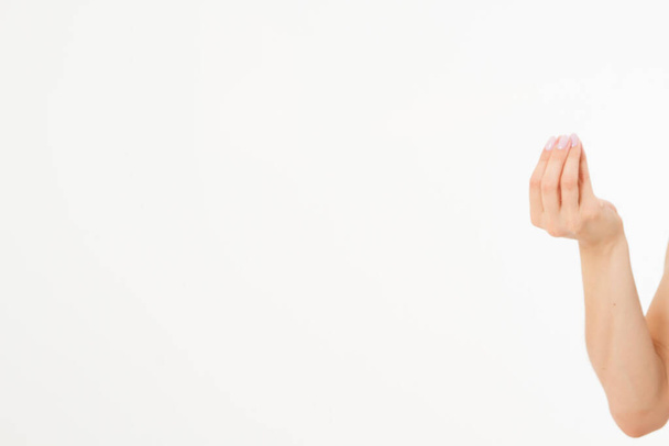 Weibliche Hand hält unsichtbare Gegenstände isoliert auf weißem Hintergrund. Kopierraum - Foto, Bild