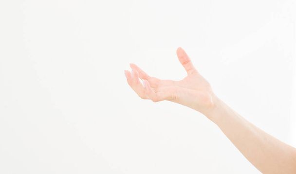 weibliche Hand mit unsichtbaren Gegenständen, Geste mit der Handfläche, während sie kleine Mengen von etwas auf weißem, isoliertem Hintergrund zeigt, Seitenansicht, Nahaufnahme, Ausschnitt, Kopierraum - Foto, Bild