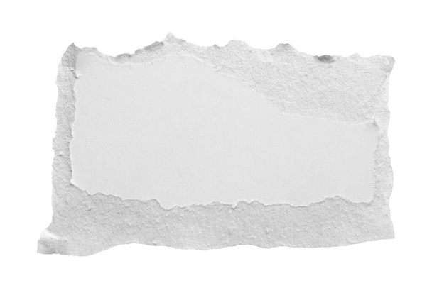 Strisce bianche strappate di carta isolate sui bordi strappati su sfondo bianco - Foto, immagini