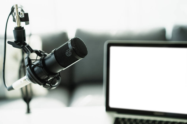 Professzionális kondenzátor mikrofon mikrofon tartó zárja le a copyspace. Élő podcast és streaming koncepció otthon. - Fotó, kép