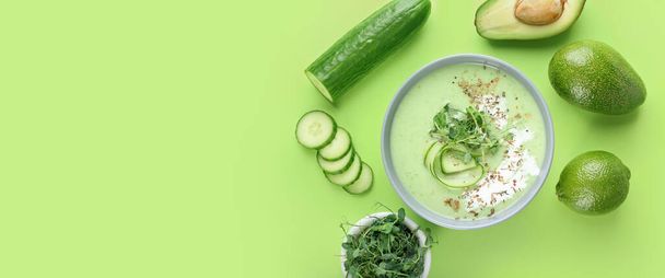 Bowl of fresh gazpacho and ingredients on green background with space for text - Foto, Imagen