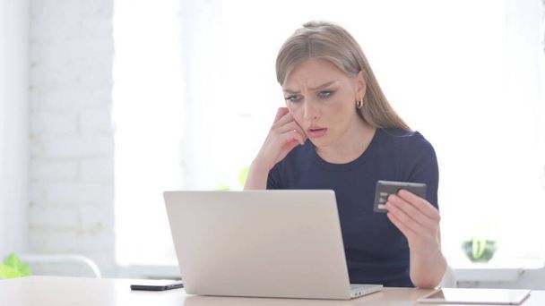 Νεαρή γυναίκα έχοντας σε απευθείας σύνδεση αποτυχία πληρωμής στο Laptop - Φωτογραφία, εικόνα