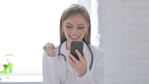 Retrato de doctora celebrando en Smartphone - Foto, imagen