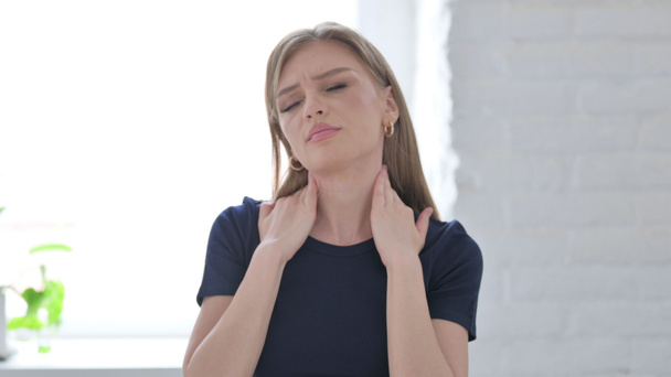 Porträt einer jungen Frau mit Nackenschmerzen - Foto, Bild