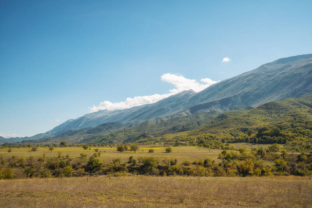 Arnavutluk 'taki dağların arka planında tarla sürmüş. Tarım arazisi. - Fotoğraf, Görsel