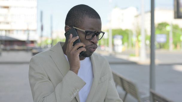 Boos Afro-Amerikaanse man praten over de telefoon Outdoor - Foto, afbeelding