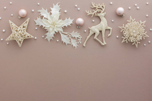 Kerstboom decoraties en ballen met sneeuw op poederige achtergrond, Vrolijk Kerstfeest en Gelukkig Nieuwjaar concept, bovenaanzicht, kopieerruimte - Foto, afbeelding