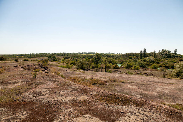 Kaskady Tract se encuentra en el valle del río Buki (distrito de Malovyskivskyy, región de Kirovohrad), el monumento de la naturaleza geológica de importancia local. La superficie total es de 2,5 hectáreas (6 acres). - Foto, imagen