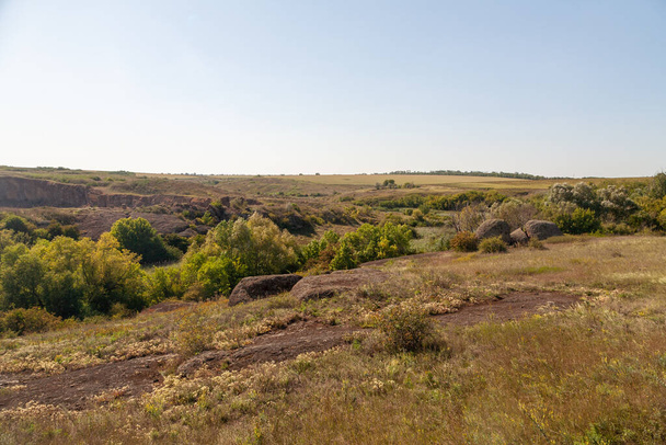 Kaskady Tract está localizado no vale do rio Buki (distrito de Malovyskivskyy, região de Kirovohrad), o monumento de natureza geológica de importância local. Área total é de 2,5 hectares (6 acres). - Foto, Imagem