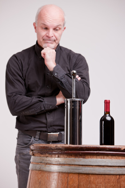 dudoso hombre sobre los controles de calidad del vino
 - Foto, imagen