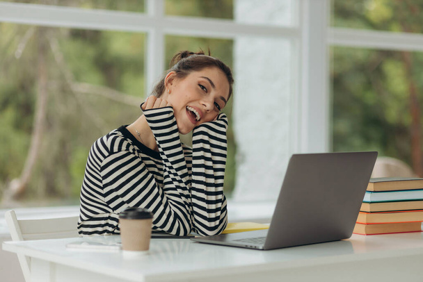 happy smiling girl doing work using laptop at home - Foto, Imagen