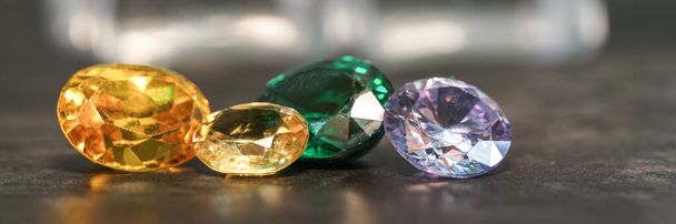 Doğal Safir değerli taş, mücevher veya siyah parlaklık rengi taşlar, birçok farklı doğal taşlar Ametist koleksiyonu, - Fotoğraf, Görsel