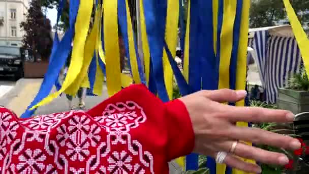 жінка рука в червоній вишитій сорочці торкається українських смуг прапора повільний рух
 - Кадри, відео
