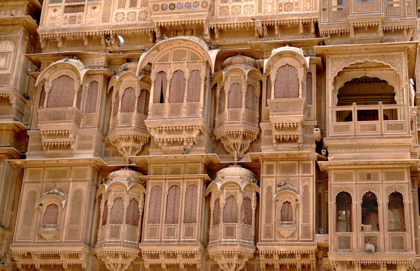 Details der schönen Rajasthan Erbe Gebäude, bestehend aus gelbem Kalkstein - Foto, Bild