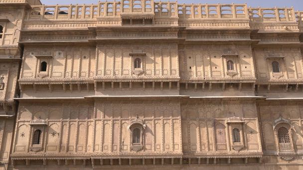 Detalhes de belos edifícios patrimoniais Rajasthan compostos de calcário amarelo - Foto, Imagem