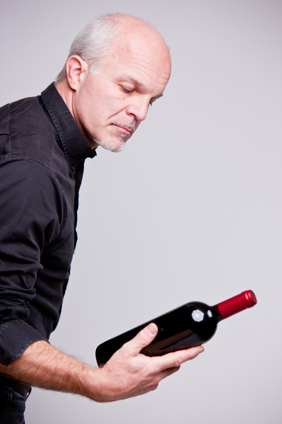 гордий чоловік-виробник вина з пляшкою
 - Фото, зображення