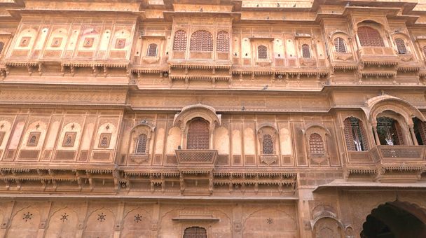 Detalhes de belos edifícios patrimoniais Rajasthan compostos de calcário amarelo - Foto, Imagem