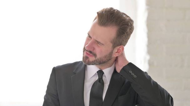 Portrait d'un homme d'affaires souffrant de douleur au cou - Photo, image