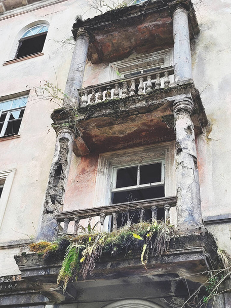 Зруйнований будинок з балконами після війни. Абхазії - Фото, зображення