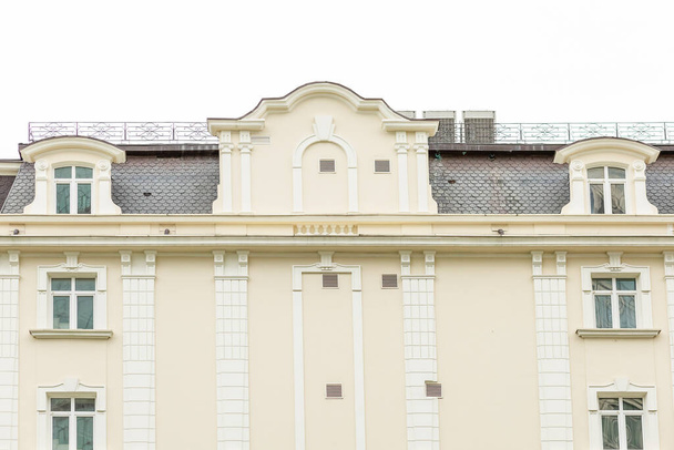 Фасад большого дома с красивой отделкой - Фото, изображение
