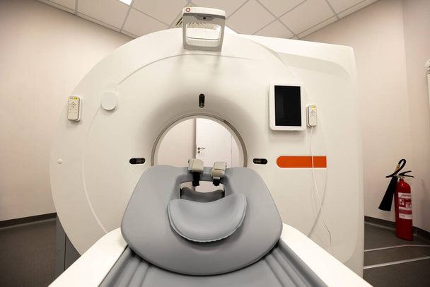 A computerised tomography (CT) scan uses X-rays and a computer to create detailed images of the inside of the body. CT scans are sometimes referred to as CAT scans or computed tomography scans. - Foto, Imagem