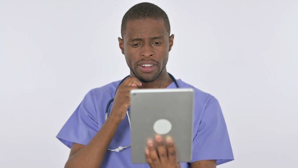 Video hovor na tabletu od mužského afrického lékaře na bílém pozadí - Fotografie, Obrázek