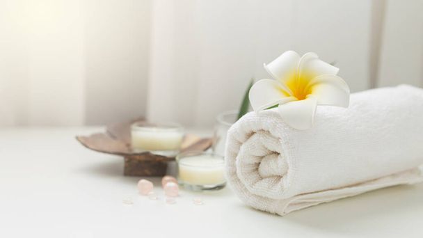 Pembe taş aromalı mum ve Plumeria çiçeğiyle durgun yaşam kaplıcası. Tayland spa masajı. Spa tedavisi kozmetik güzellik. Aromaterapi, sağlığınızı gevşetin. Aroma ve tuz sağlıklı yaşam tarzını temizler - Fotoğraf, Görsel