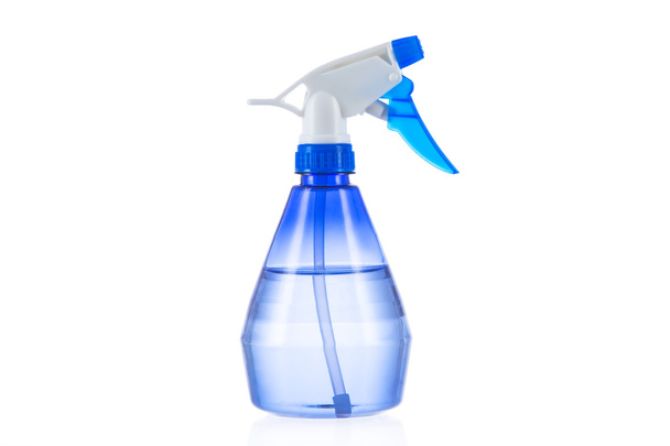 modrá plastová láhev s rozprašovačem izolovaných na bílém pozadí - Fotografie, Obrázek