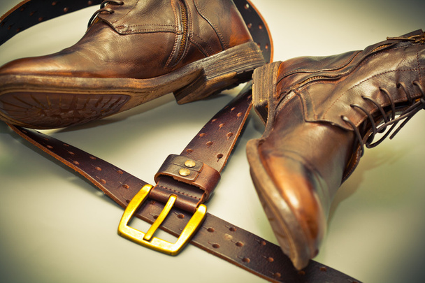 Modieuze schoenen handgemaakte lederen riem met een gesp. grunge stijl. cowboy stijl - Foto, afbeelding
