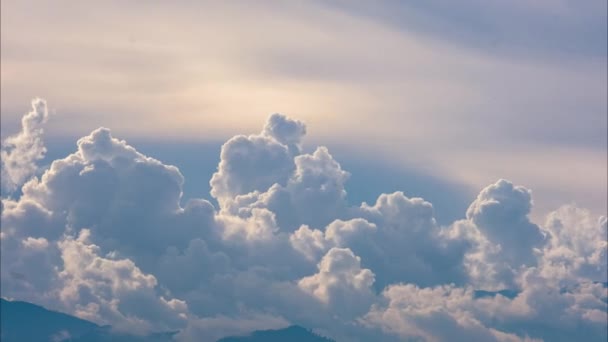 Αεροφωτογραφία του όμορφου ουρανού με σύννεφα και ήλιο σε μια καλοκαιρινή μέρα. Χρονικό κενό των νεφών πάνω από τον γαλάζιο ουρανό με τον ήλιο να λάμπει. Ουράνια φύση φόντο. - Πλάνα, βίντεο
