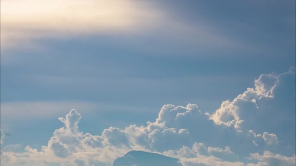 Αεροφωτογραφία του όμορφου ουρανού με σύννεφα και ήλιο σε μια καλοκαιρινή μέρα. Χρονικό κενό των νεφών πάνω από τον γαλάζιο ουρανό με τον ήλιο να λάμπει. Ουράνια φύση φόντο. - Πλάνα, βίντεο