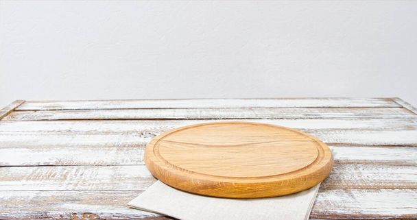 bureau en bois vide, pizza, serviette sur table - Photo, image
