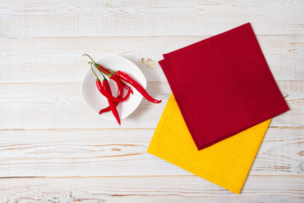 vista superior servilletas de colores y peper caliente en la mesa, espacio para copiar - Foto, Imagen