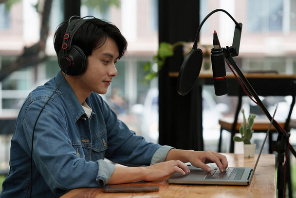 Podcaster editing audio podcast working at home studio. - Foto, Imagem