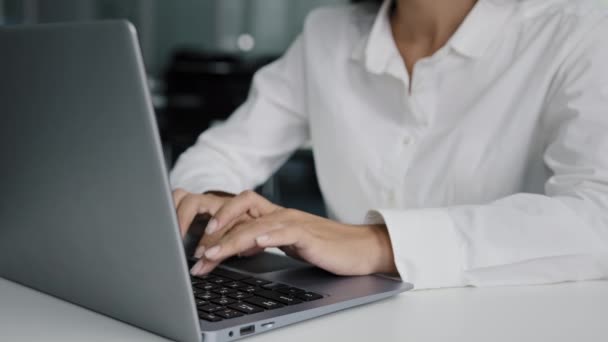 Крупним планом жіночі руки друкують на ноутбуці молода бізнес-леді, що працює в офісному письмовому звіті за допомогою комп'ютерної програми перевірки електронної пошти пише електронні повідомлення спілкування з клієнтом у соціальному чаті
 - Кадри, відео