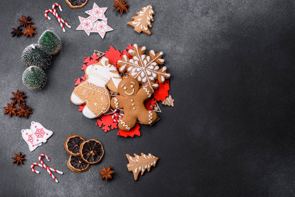 Delicious gingerbread cookies with honey, ginger and cinnamon. Winter composition - Foto, imagen