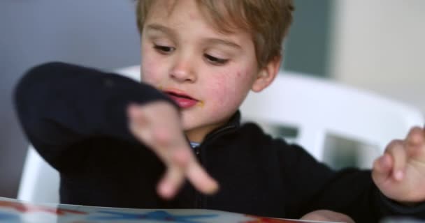 Παιδί αγόρι παίζει μόνο του, παιχνιδιάρικο βρέφος - Πλάνα, βίντεο
