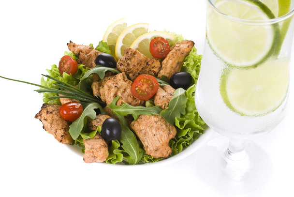 kip en groenten Salade met drankje - Foto, afbeelding