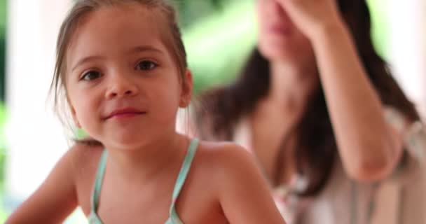 Annesinin yanında dans eden mutlu küçük kız çocuğu. Gerçek hayatta otantik mutlu ifade - Video, Çekim