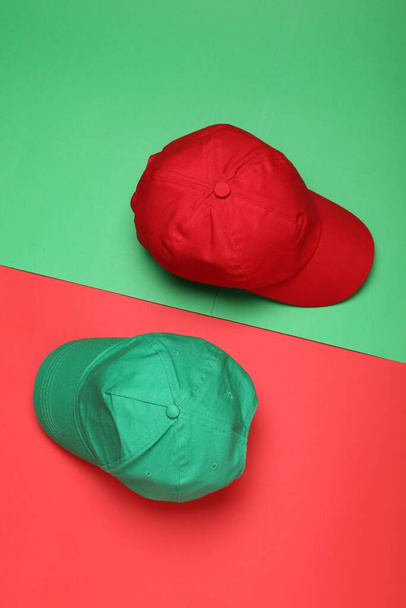 Baseball caps on color background, flat lay Mock up for design - Foto, Imagem