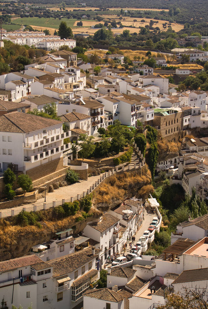SETENIL DE LAS BODEGAS, CADIZ, SPAIN, SEPTEMBER, 5, 2022: Views of the village of Setenil in Andalucia,Spain,famous for being one of the most beautiful villages in Spain and for its famous cave houses - Foto, immagini