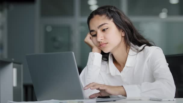 Нудно сумна лінива молода індійська жінка менеджер сидить в офісі не мотивований нецікавий в нудному ноутбуці, працює над перевантаженою втомленою сонною бізнес-леді відчуває втому виснажену роботу
 - Кадри, відео