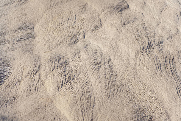 texture of white stones in pamukkale. white layers of calcium in Turkish pamukkale. white mounds of minerals from large amounts of evaporated water. - Foto, Imagem