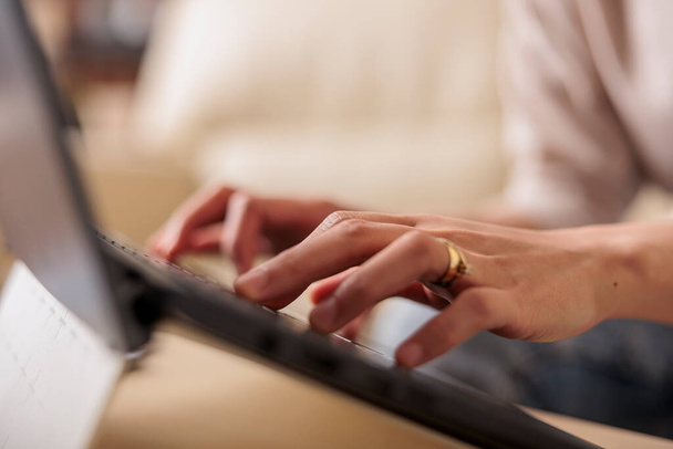 Blisko kobiety ręce wpisując na laptopie, azjatycka kobieta w tle freelancer na komputerze pracującym z domu, zdalny postęp technologii pracy i web 3.0 - Zdjęcie, obraz