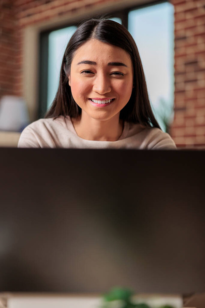 Udane autentyczne azjatyckie kobieta freelancer oglądanie samouczek wideo kreatywne pomysły na laptopie podczas pracy w biurze domu. Pozytywny szczęśliwy online web 3.0 aplikacja technologii użytkownika - Zdjęcie, obraz