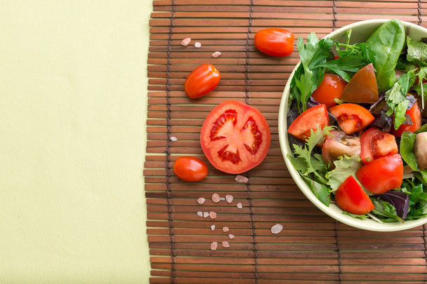 Green salad with tomatoes - Fotó, kép