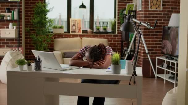 Κουρασμένη, καταπονημένη γυναίκα που κοιμάται στο γραφείο με το λάπτοπ, που δουλεύει υπό πίεση από το σπίτι. Δυστυχισμένη εξαντλημένη υπάλληλος χαλάρωση μετά από υπερφόρτωση της εργασίας, αίσθημα υπνηλίας. - Πλάνα, βίντεο