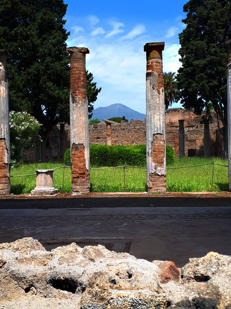 The garden of the house of the dancing Fawn in Pompeii in Italy buried by the eruption of Mount Vesuvius in 79 AD - Foto, afbeelding
