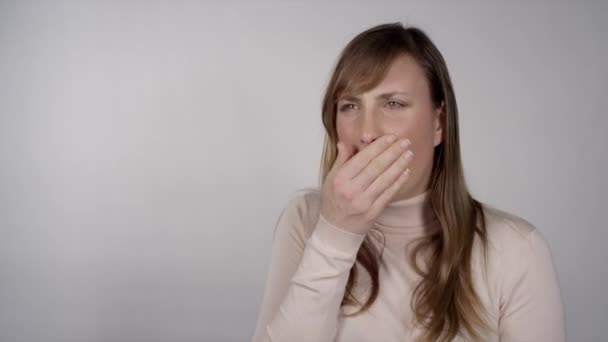 Mujer con dolor de garganta
 - Imágenes, Vídeo