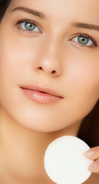 Beauty and skincare cosmetics model face portrait, woman with clean healthy skin and no make-up look using cotton pad, luxury facial and anti-aging skin care routine ad - Foto, imagen
